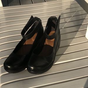 Clarks size 8.5 black wedge shoe with ankle straps